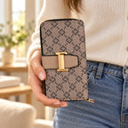 Cartera Jolene Couture beige estampada, ejemplo de uso