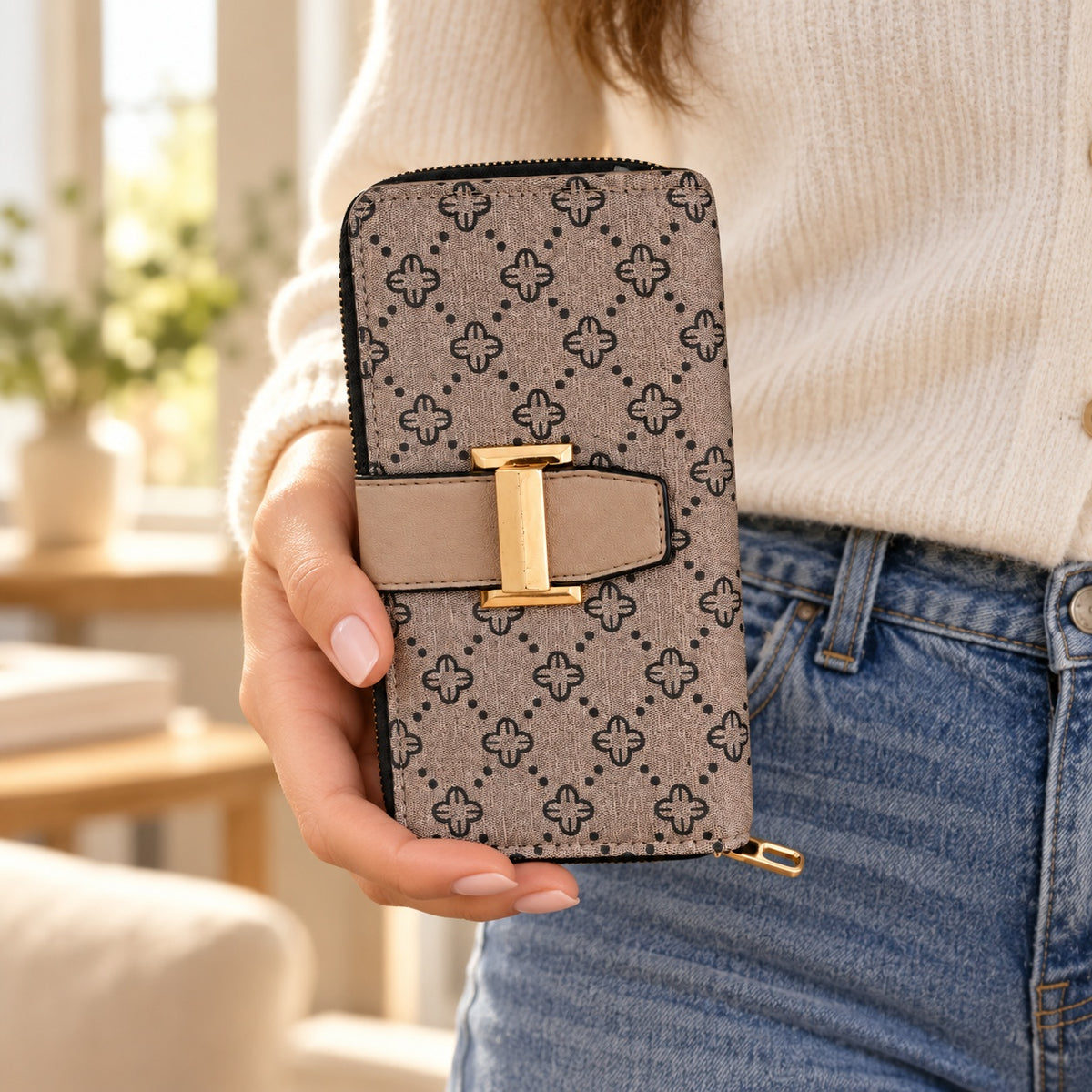Cartera Jolene Couture beige estampada, ejemplo de uso