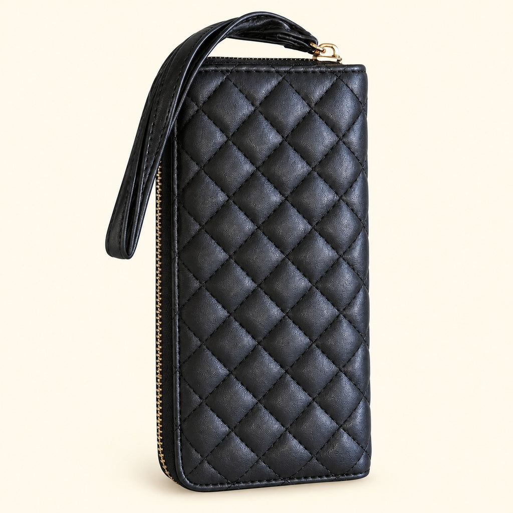 Cartera XOXO negra acolchada con correa, vista en ángulo