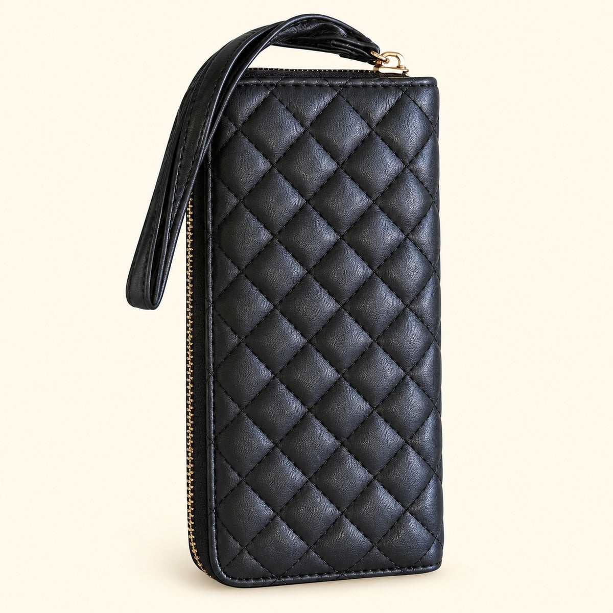 Cartera XOXO negra acolchada con correa, vista en ángulo