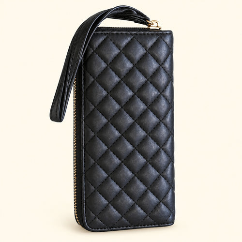 Cartera XOXO negra acolchada con correa, vista en ángulo