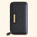 Cartera Tommy Hilfiger negra con monograma, vista frontal