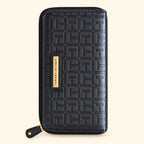 Cartera Tommy Hilfiger negra con monograma, vista frontal