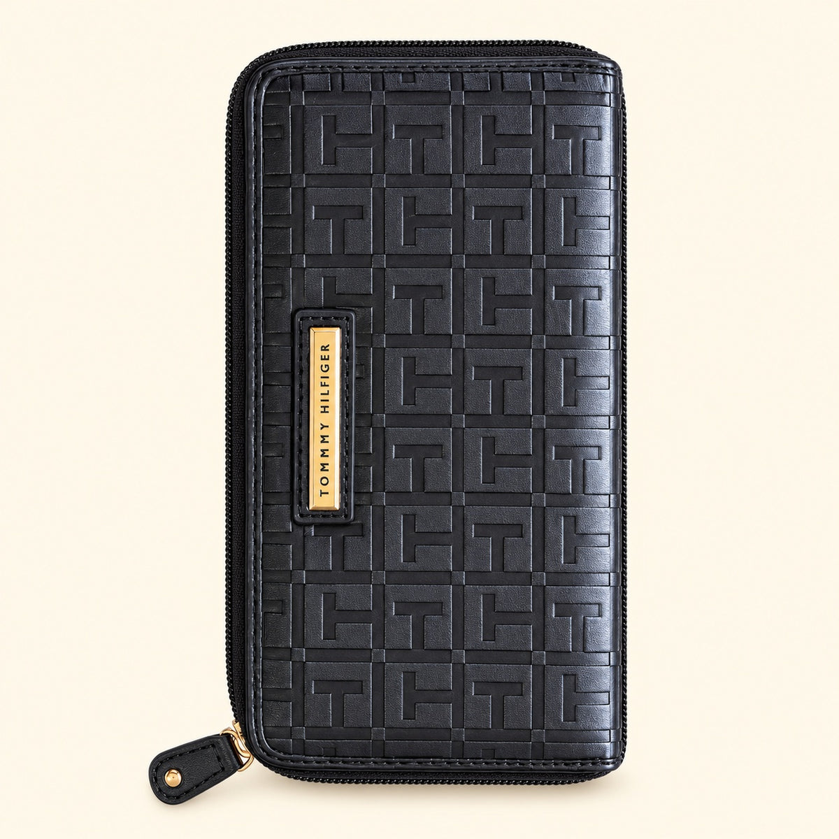 Cartera Tommy Hilfiger negra con monograma, vista frontal