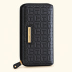 Cartera Tommy Hilfiger negra con monograma, vista en ángulo