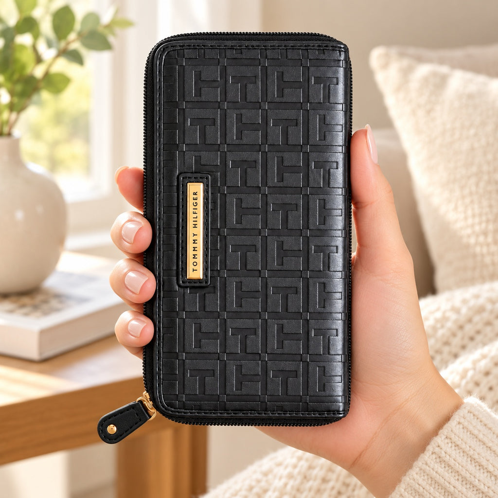 Cartera Tommy Hilfiger negra con monograma, ejemplo de uso