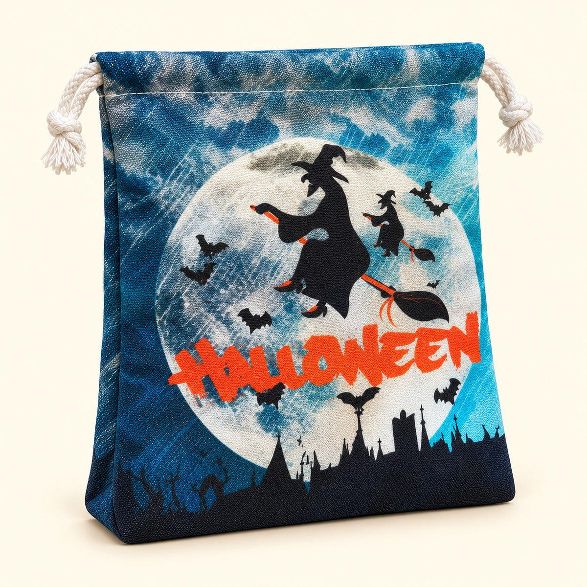 Bolsita de cordón Halloween azul con luna y brujas, vista en ángulo