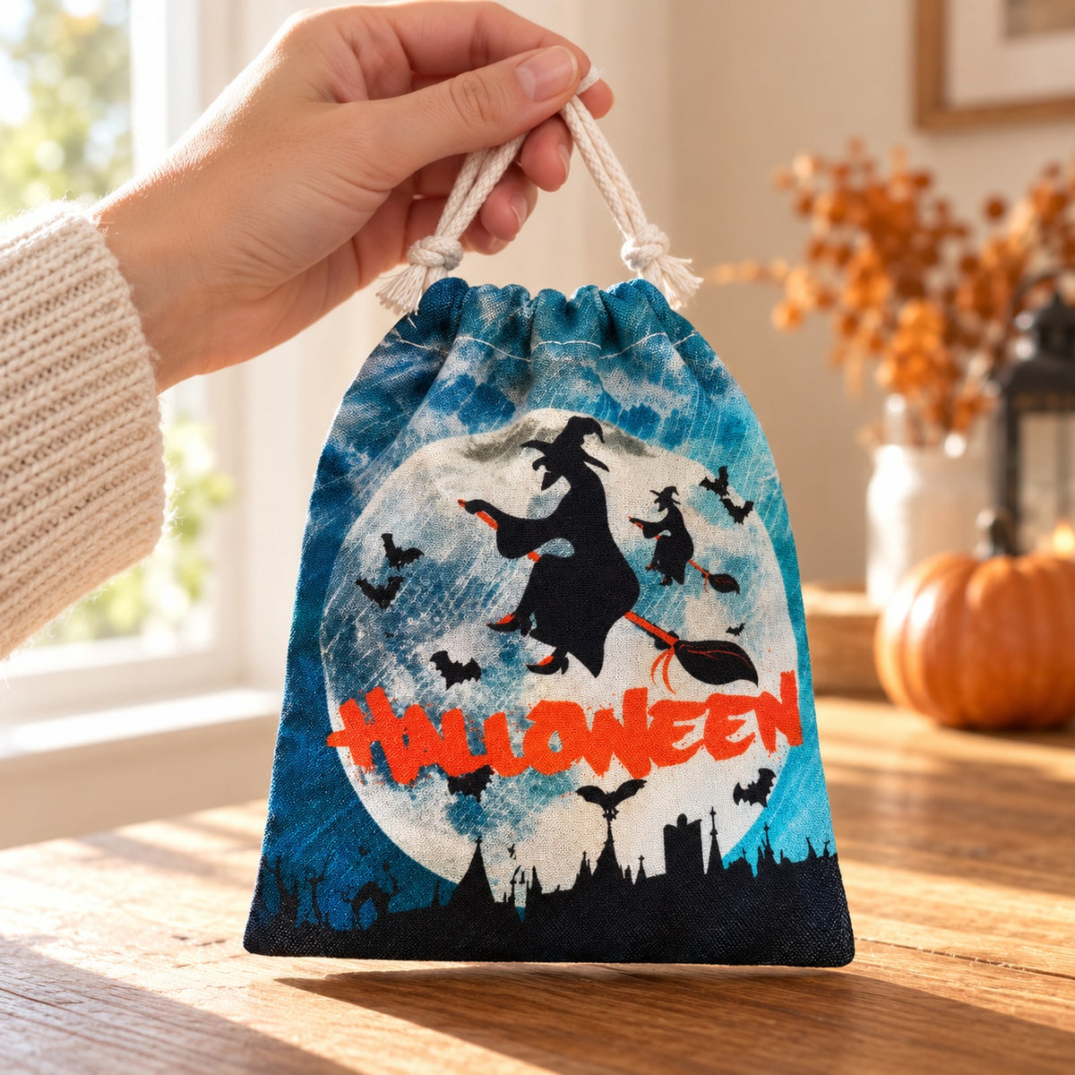 Bolsita de cordón Halloween azul con luna y brujas, ejemplo de uso