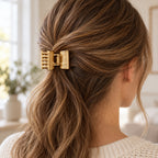 Pinza dorada pequeña para cabello, ejemplo de uso