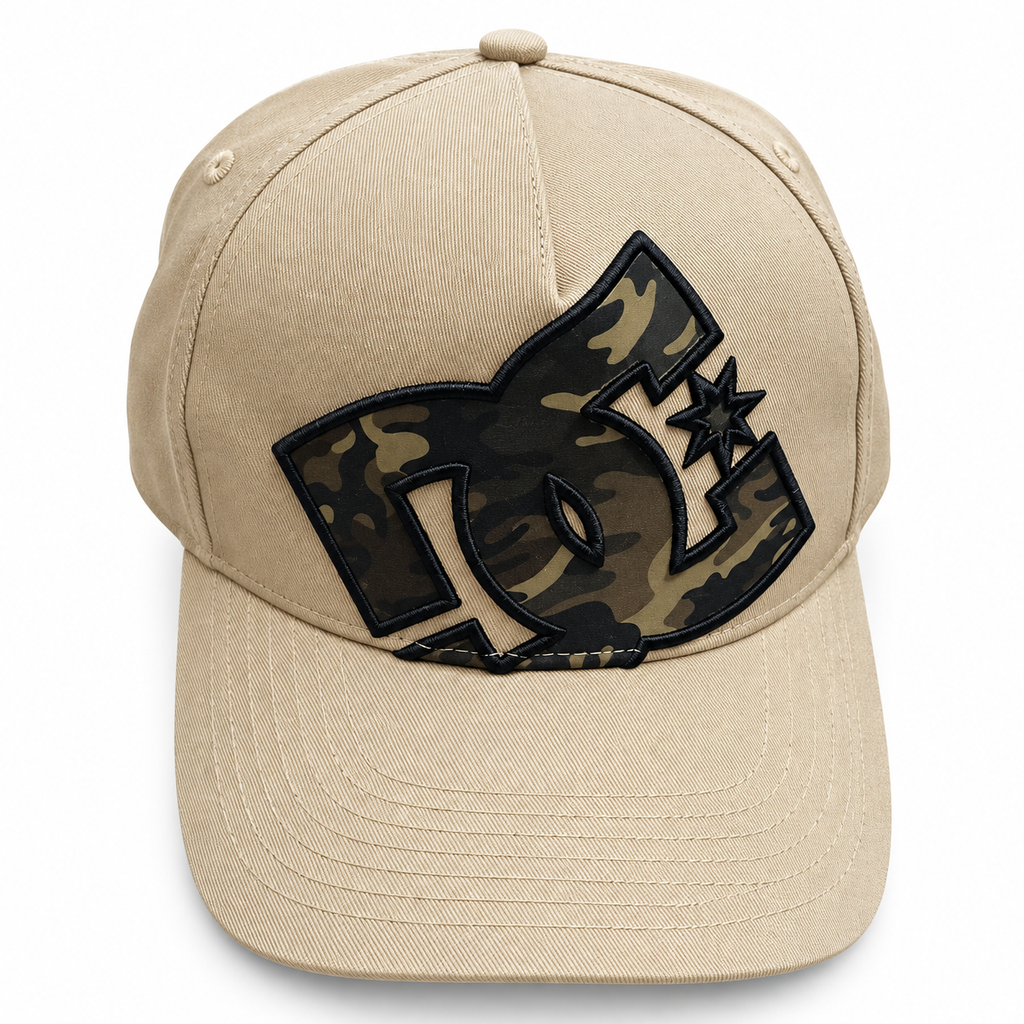 Gorra DC caqui con logo camuflado — Ajustable
