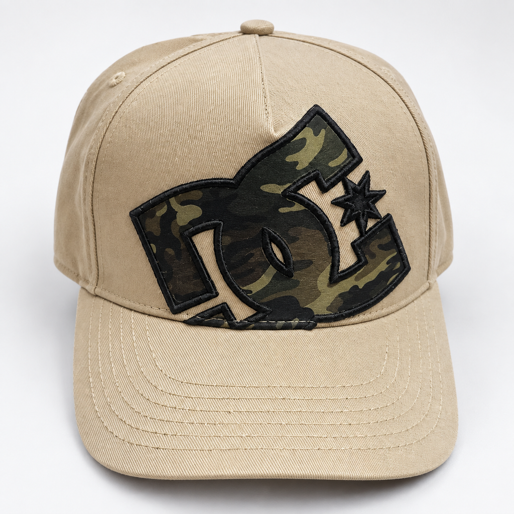Gorra DC caqui con logo camuflado — Ajustable