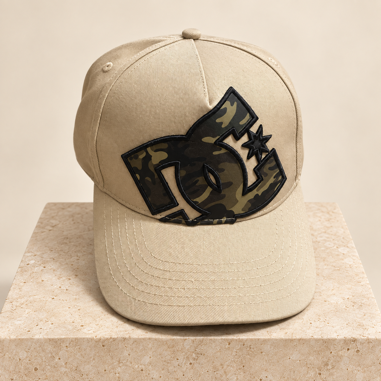 Gorra DC caqui con logo camuflado — Ajustable