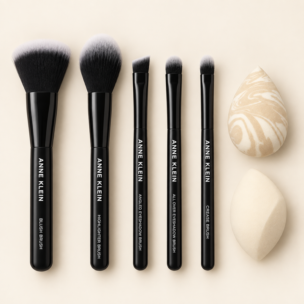 Set Anne Klein de 5 brochas y 2 esponjas de maquillaje