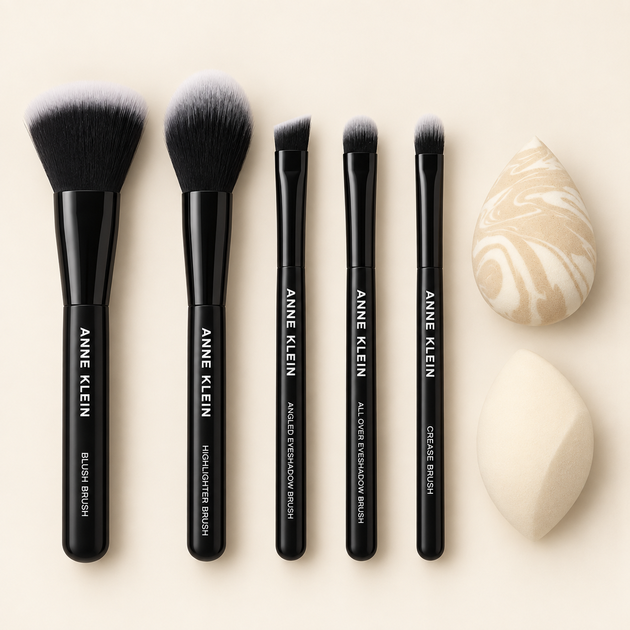 Set Anne Klein de 5 brochas y 2 esponjas de maquillaje