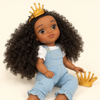 Muñeca Littlelistas Lena fuera del empaque, vista de tres cuartos con cabello rizado y overol azul.