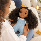 Escena de juego con la muñeca Littlelistas Lena sobre el regazo, con corona y overol azul.