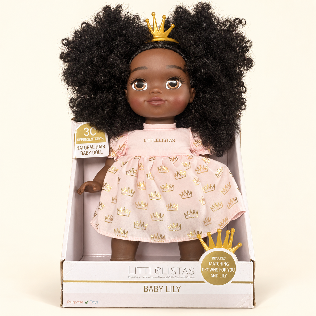 Muñeca Littlelistas Lily de frente en su empaque original, con vestido rosa y corona dorada.