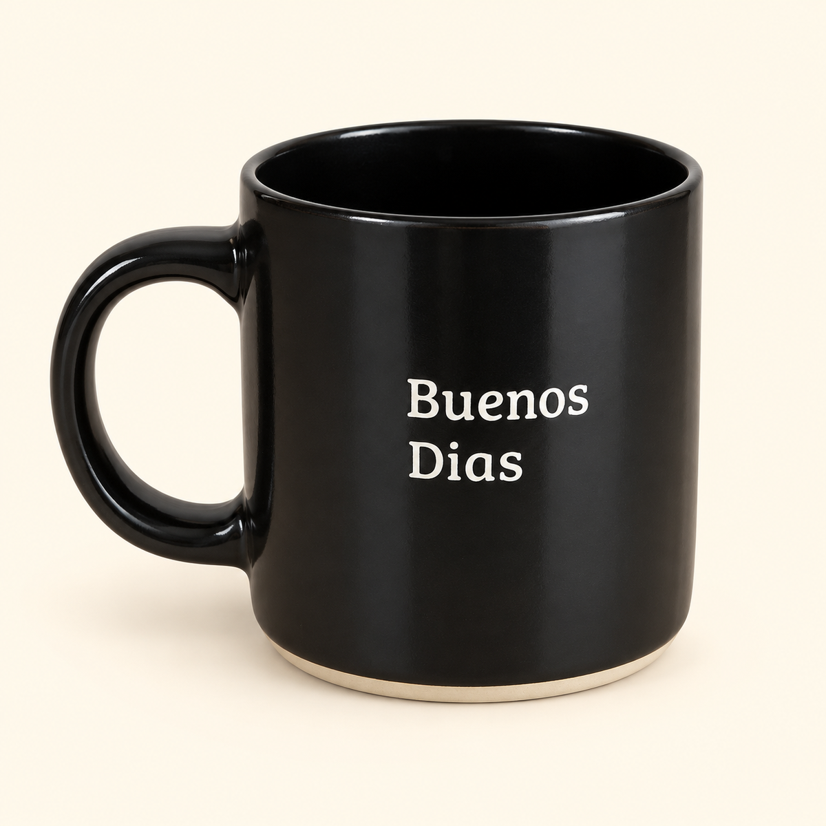 Taza negra con frase «Buenos días»