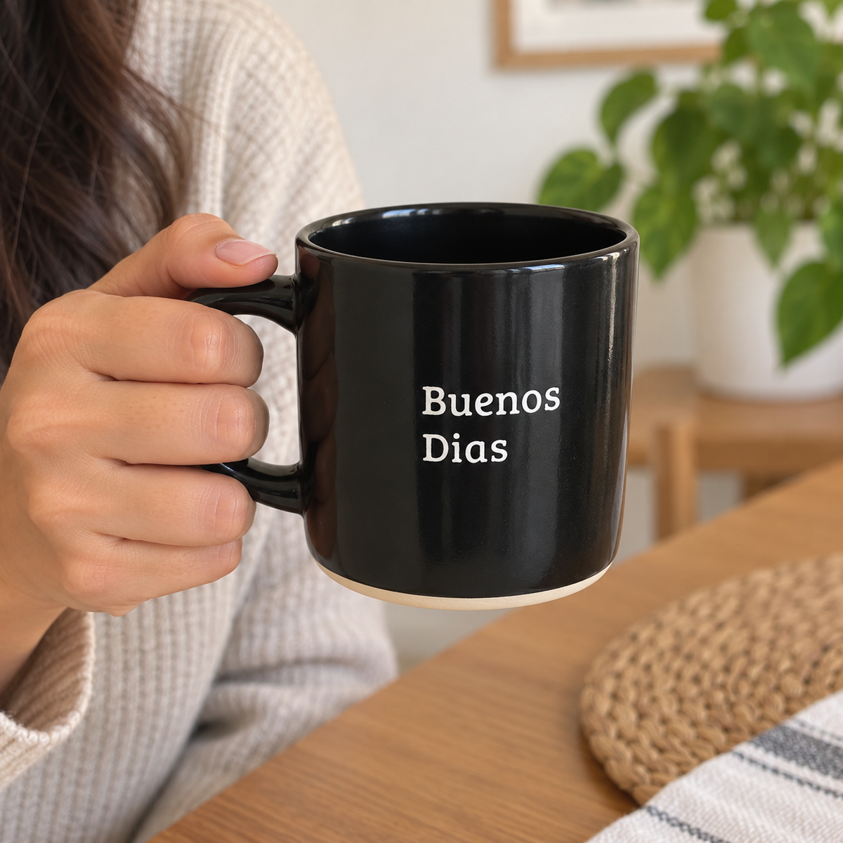 Taza negra con frase «Buenos días»