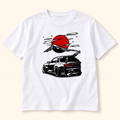 Playera blanca con auto y sol rojo Blanco, talla S. Vista frontal.