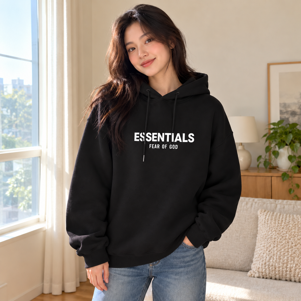 Sudadera negra con capucha y estampado ESSENTIALS Negro, talla M. Imagen de uso ilustrativa.