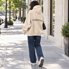Sudadera albaricoque en uso casual ilustrativo
