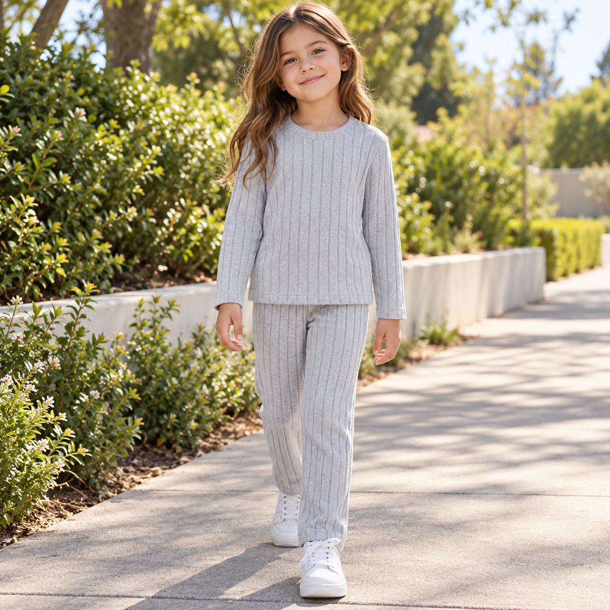 Conjunto liso niña (blusa + pantalón) Gris, uso casual ilustrativo