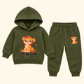 Conjunto verde con león y capucha para bebé · 12–18 meses · 01-frente · reconstrucción