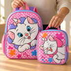 Escena ilustrativa de una persona adulta sosteniendo la mochila y lonchera Marie rosa y lila.