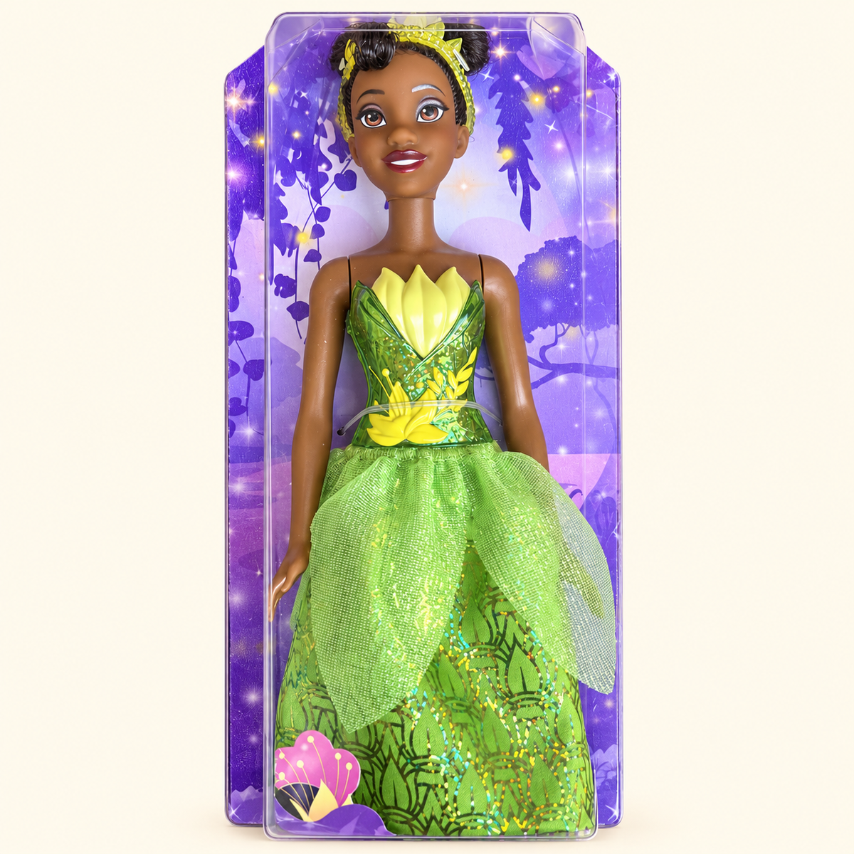 Muñeca Disney Princess Tiana con vestido verde y tiara, vista en su empaque.