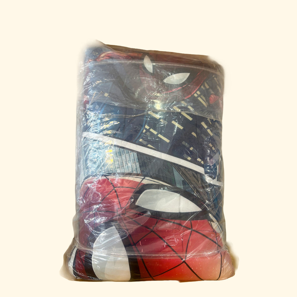 Juego Spider-Man Queen: frente del edredón doblado en su empaque original, fondo crema.