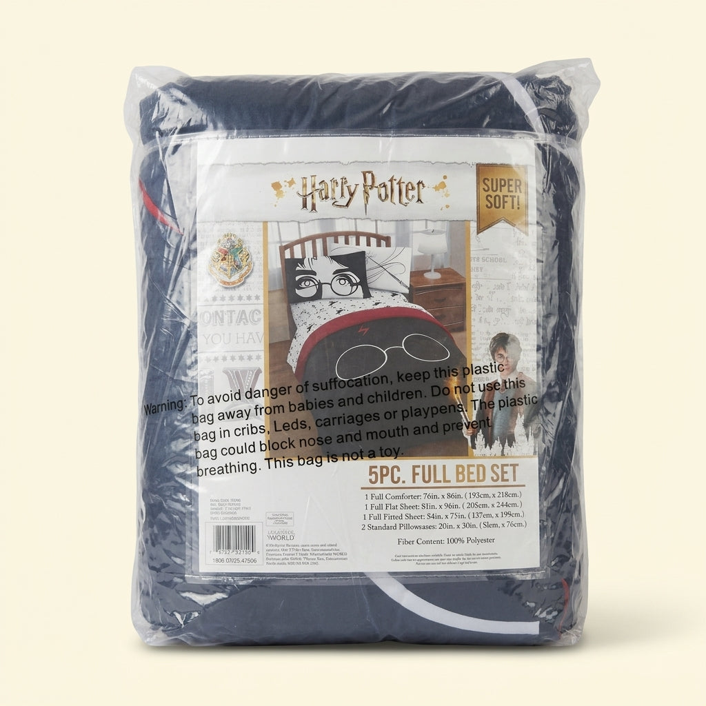 Juego de cama Harry Potter Full de cinco piezas, empaque frontal sobre fondo crema; imagen reconstruida desde la fotografía del producto.