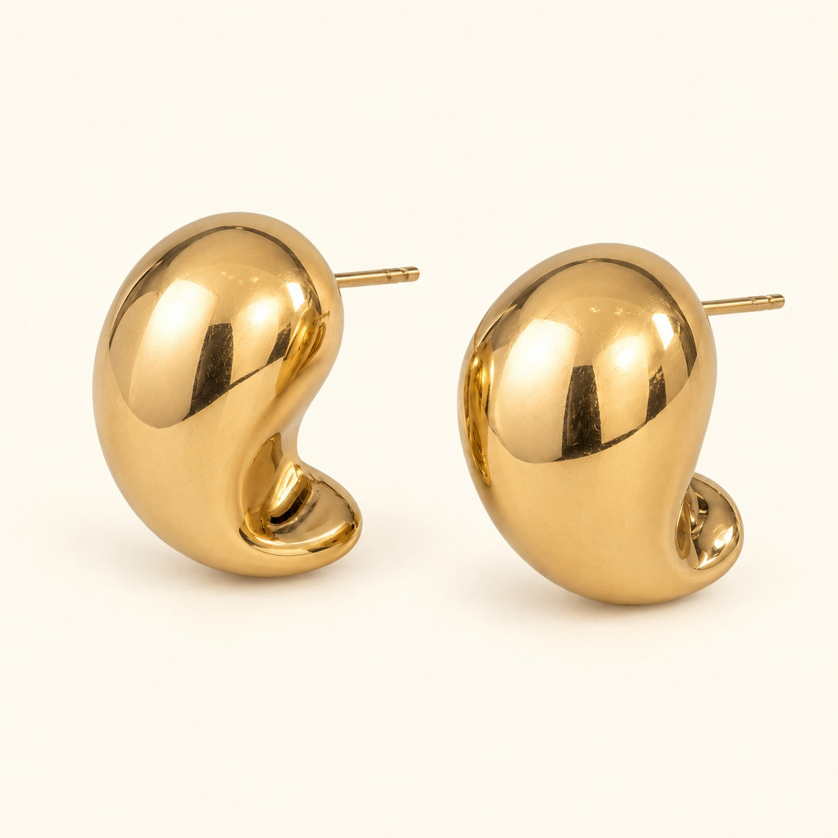 Aretes grandes curvos, vista de estudio en ángulo