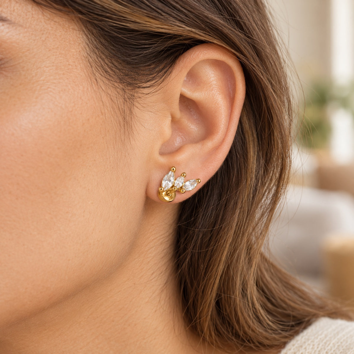 Aretes de hojas con piedras claras, ejemplo de uso