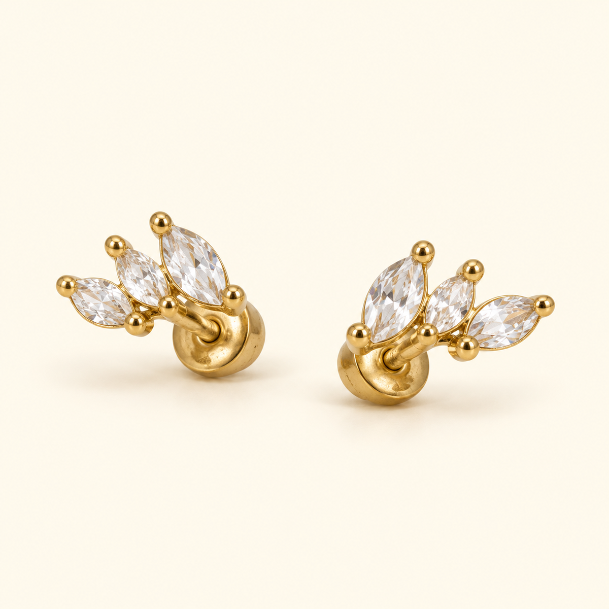 Aretes de hojas con piedras claras
