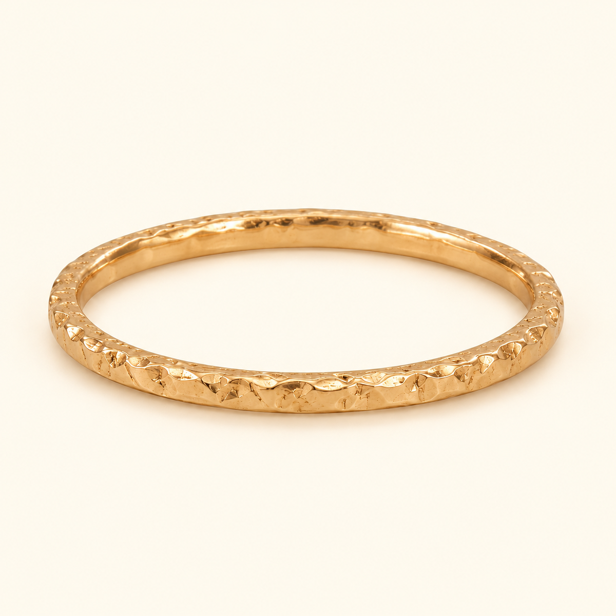 Anillo aro delgado texturizado, vista en ángulo