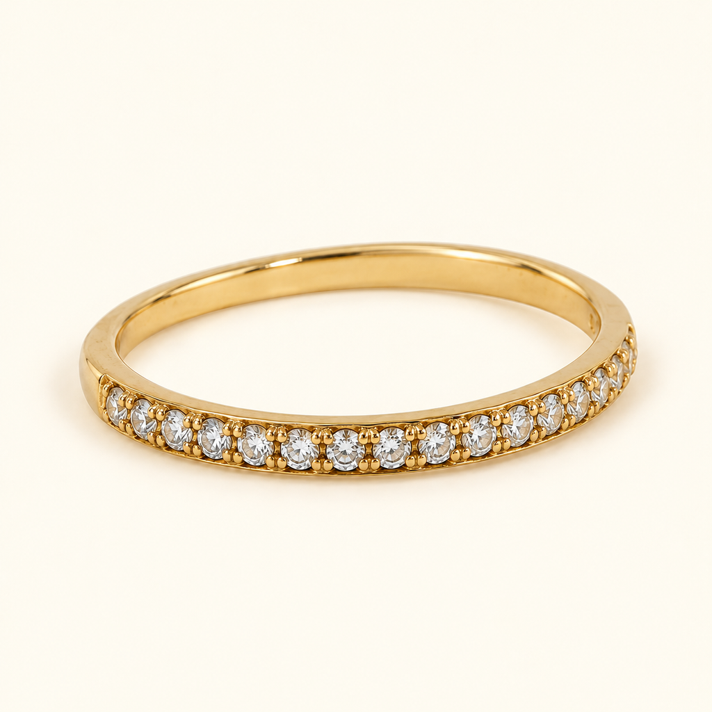 Anillo aro con piedras claras, vista en ángulo