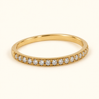 Anillo aro con piedras claras, vista en ángulo