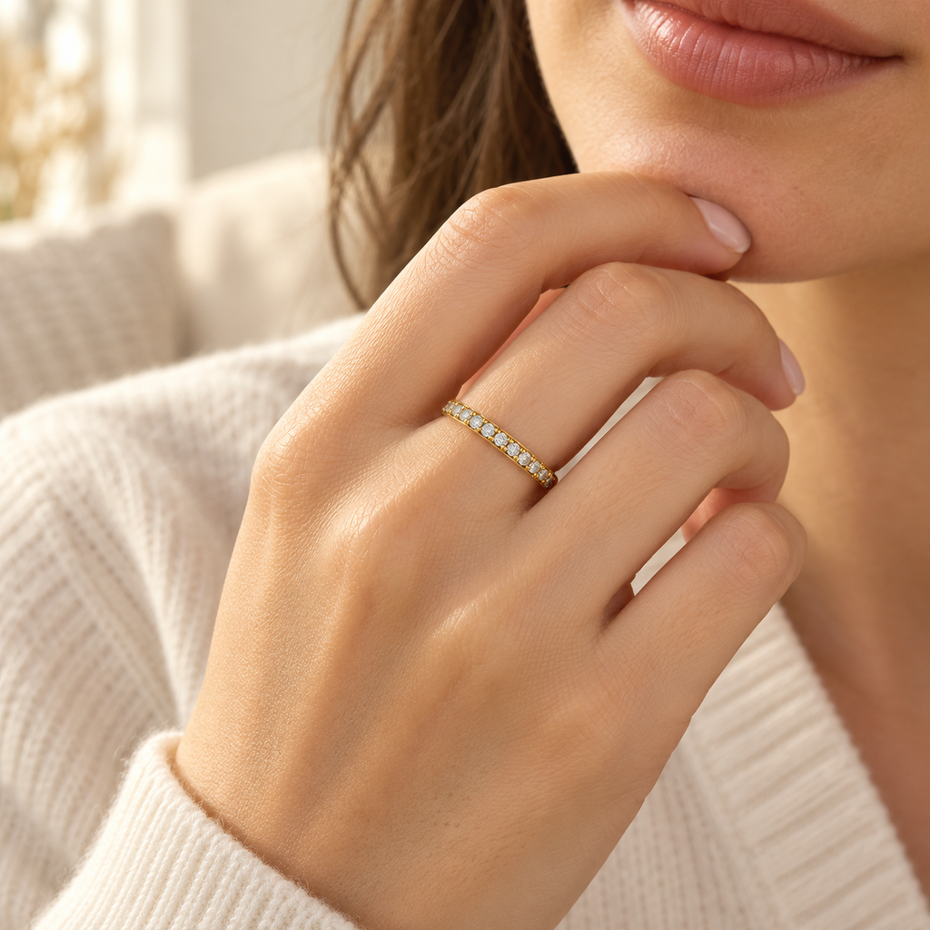 Anillo aro con piedras claras, ejemplo de uso
