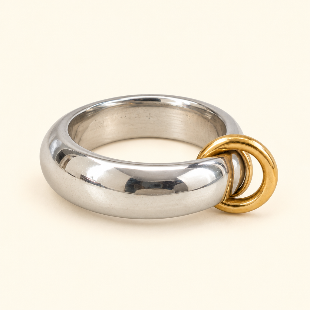 Anillo plateado con aros dorados, vista en ángulo