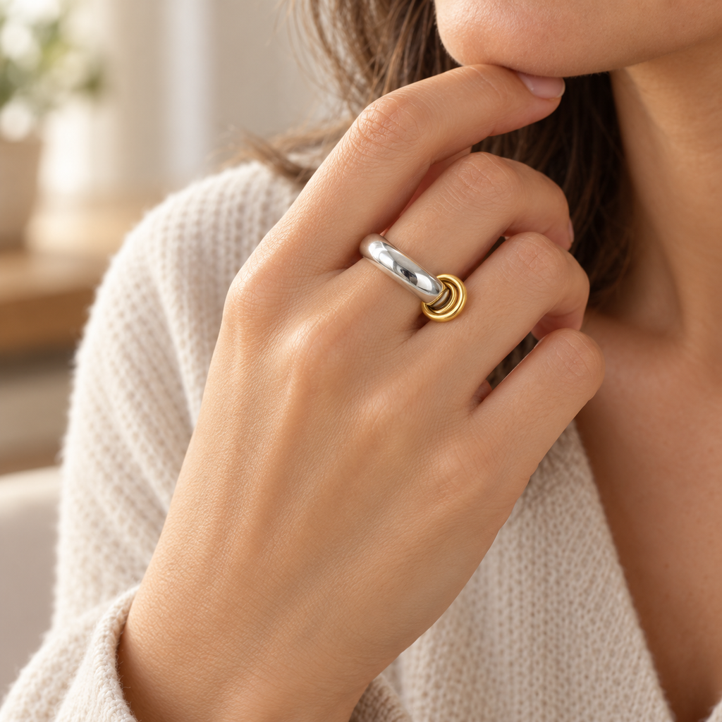 Anillo plateado con aros dorados, ejemplo de uso