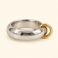Anillo plateado con aros dorados