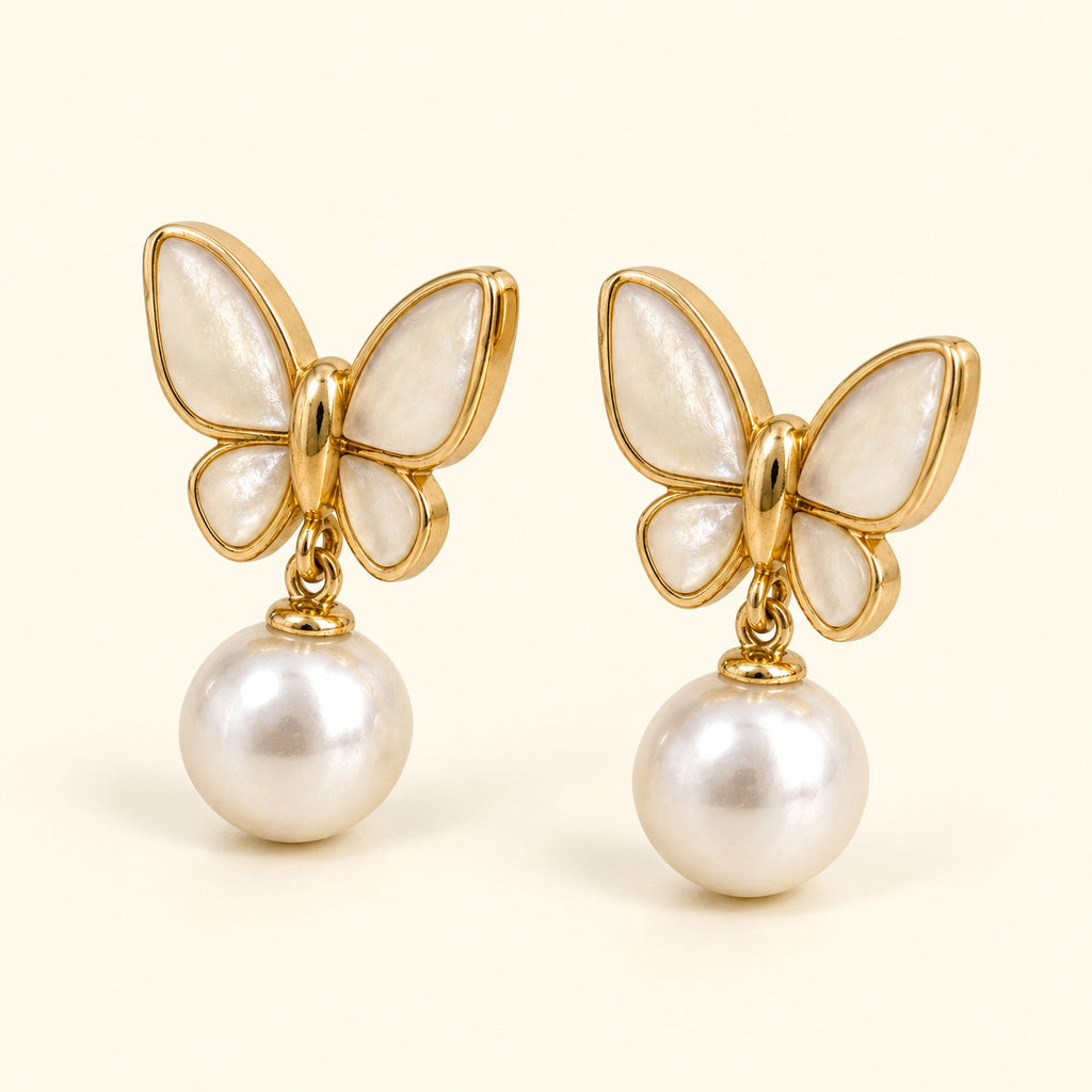 Aretes de mariposa y cuenta tipo perla, vista de estudio en ángulo
