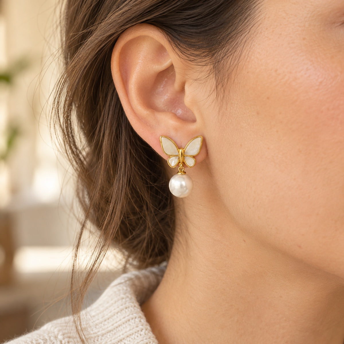 Aretes de mariposa y cuenta tipo perla, ejemplo de uso