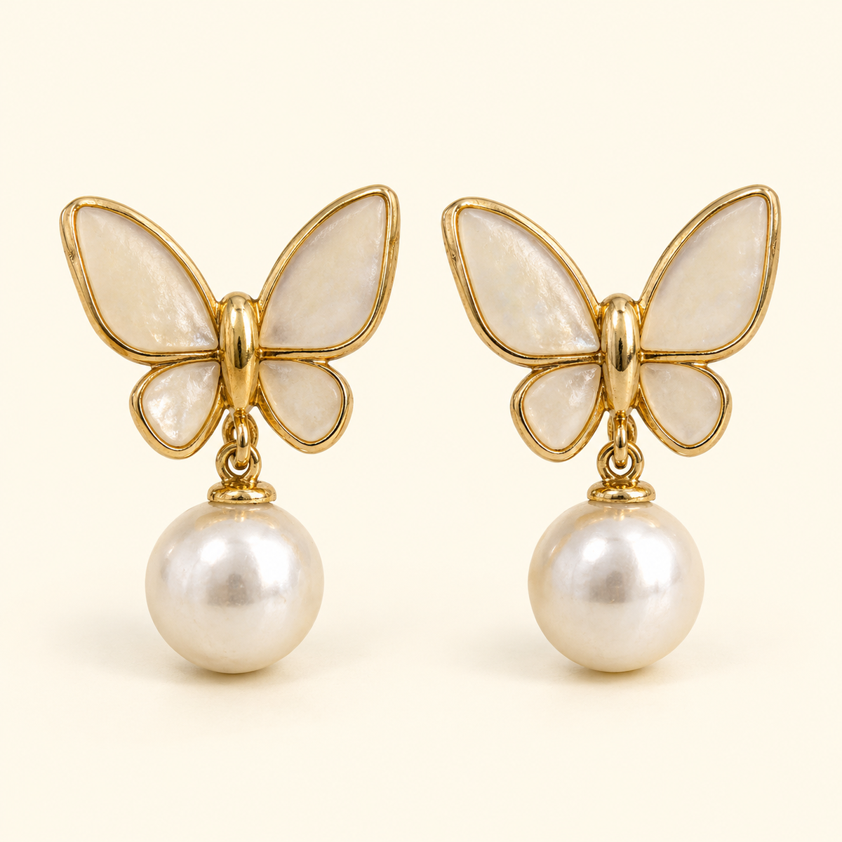 Aretes de mariposa y cuenta tipo perla