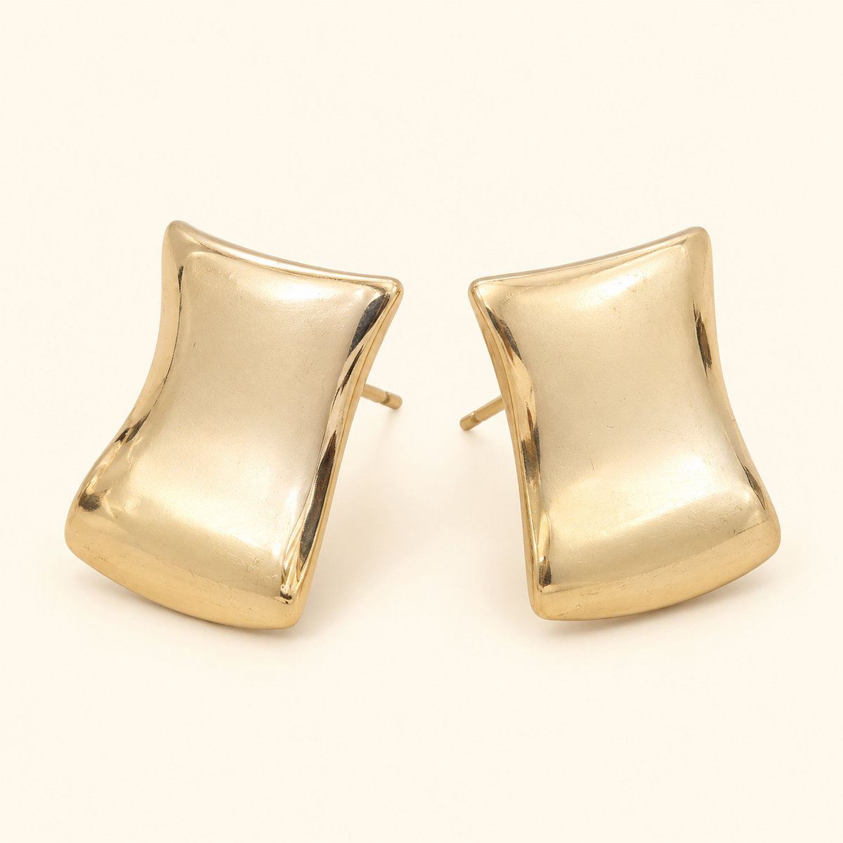 Aretes anchos curvos dorados