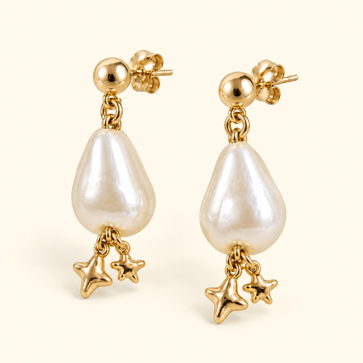 Aretes de gotas y estrellas, vista de estudio en ángulo