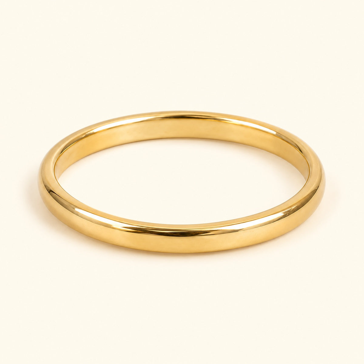 Anillo dorado, talla 10, vista de estudio en ángulo