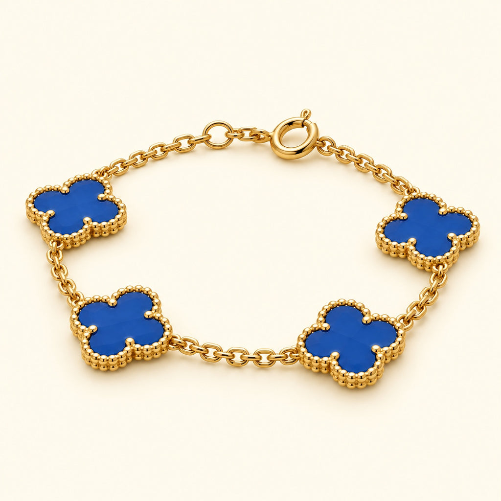 Pulsera de tréboles azules, vista de estudio en ángulo