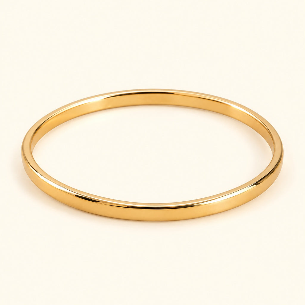 Brazalete liso dorado, vista de estudio en ángulo